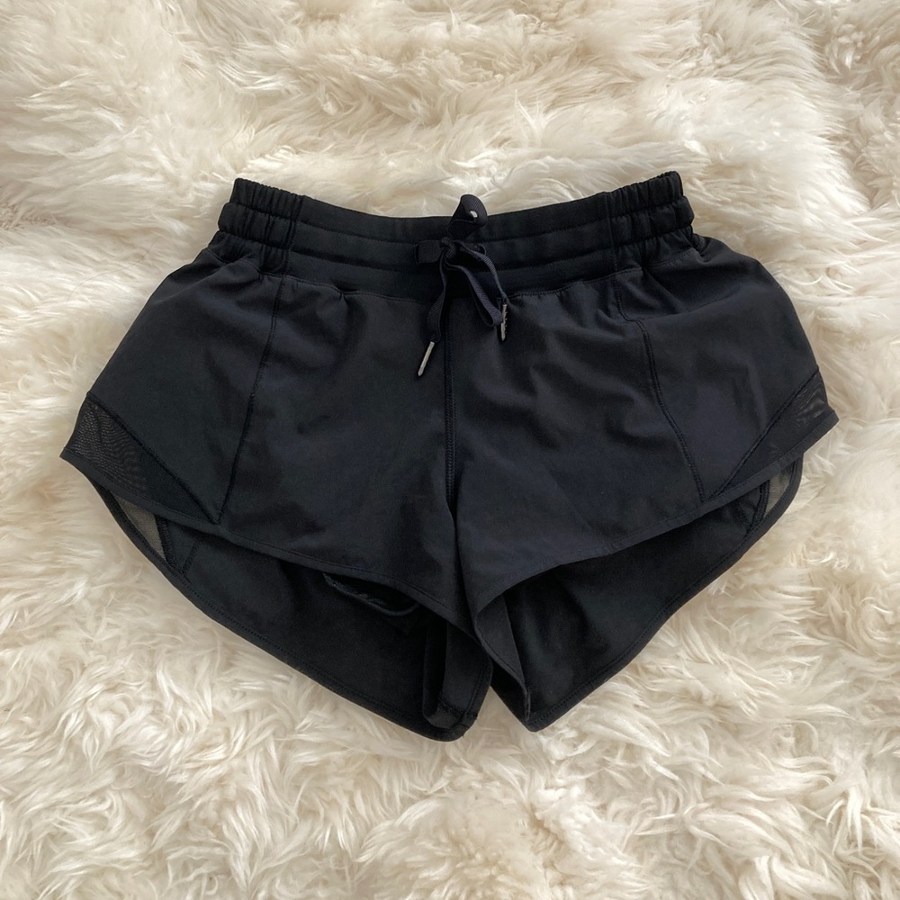 like new lululemon original hotty hot short 2.5" inseam black size 4